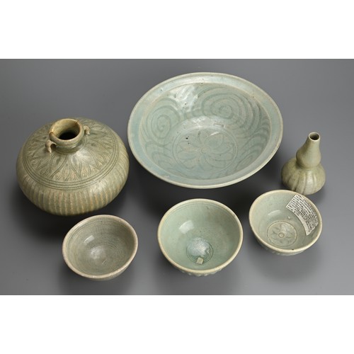 200 - A GROUP OF THAI SAWANKHALOK CELADON GLAZED STONEWARE ITEMS, CIRCA 15TH CENTURY. To include a large b... 