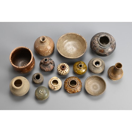 201 - A MIXED GROUP OF EARLY SOUTHEAST ASIAN CERAMIC STONEWARE ITEMS, CIRCA 15TH CENTURY AND EARLIER. To i... 