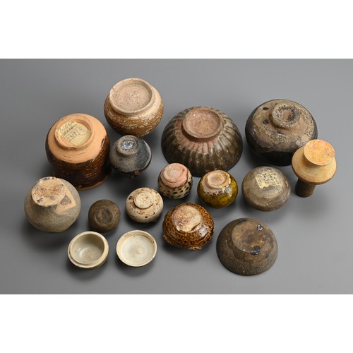 201 - A MIXED GROUP OF EARLY SOUTHEAST ASIAN CERAMIC STONEWARE ITEMS, CIRCA 15TH CENTURY AND EARLIER. To i... 