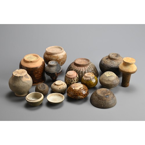 201 - A MIXED GROUP OF EARLY SOUTHEAST ASIAN CERAMIC STONEWARE ITEMS, CIRCA 15TH CENTURY AND EARLIER. To i... 