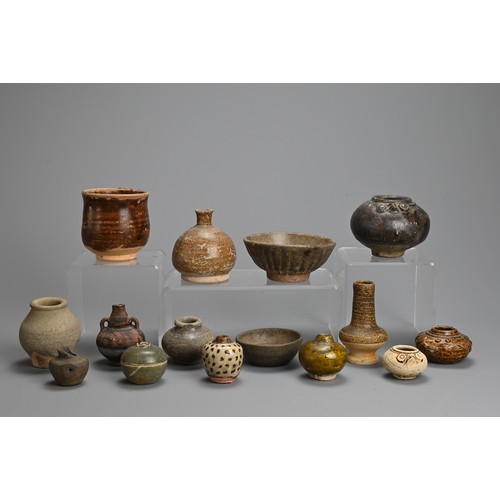 201 - A MIXED GROUP OF EARLY SOUTHEAST ASIAN CERAMIC STONEWARE ITEMS, CIRCA 15TH CENTURY AND EARLIER. To i... 