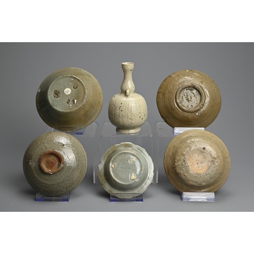 203 - A GROUP OF KOREAN CELADON GLAZED STONEWARE PORCELAIN ITEMS, CIRCA 15TH CENTURY AND LATER. To include... 