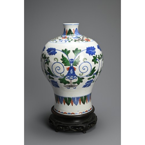 208 - A CHINESE WUCAI PORCELAIN VASE, LATE QING / REPUBLIC PERIOD. Of baluster form decorated in underglaz... 