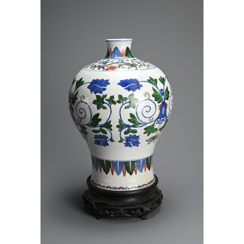 208 - A CHINESE WUCAI PORCELAIN VASE, LATE QING / REPUBLIC PERIOD. Of baluster form decorated in underglaz... 