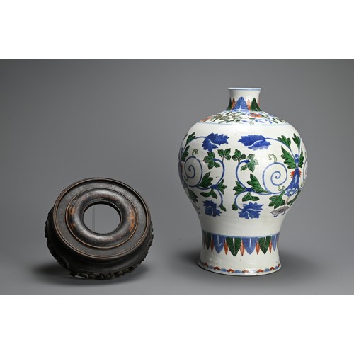 208 - A CHINESE WUCAI PORCELAIN VASE, LATE QING / REPUBLIC PERIOD. Of baluster form decorated in underglaz... 