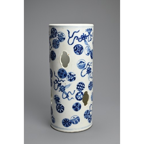 212 - A CHINESE BLUE AND WHITE PORCELAIN HAT STAND, LATE QING DYNASTY. Of cylindrical form with pierced qu... 