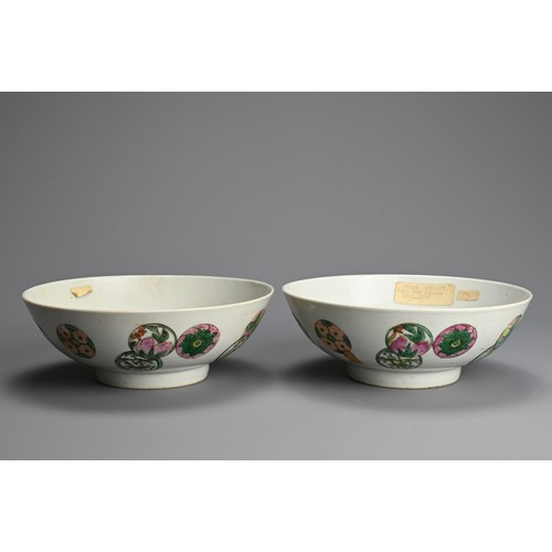 215 - A PAIR OF CHINESE FAMILLE ROSE FLOWER BALLS PORCELAIN BOWLS, LATE QING DYNASTY. Decorated in famille... 