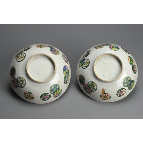 215 - A PAIR OF CHINESE FAMILLE ROSE FLOWER BALLS PORCELAIN BOWLS, LATE QING DYNASTY. Decorated in famille... 