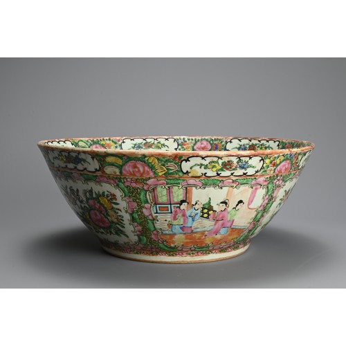 220 - A LARGE CHINESE CANTON FAMILLE ROSE PORCELAIN PUNCH BOWL, EARLY 20TH CENTURY. Rose medallion decorat... 