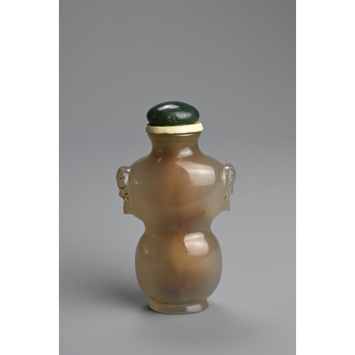 225 - A CHINESE CARVED AGATE SNUFF BOTTLE, QING DYNASTY. Of double gourd form with lion mask ring handles,... 