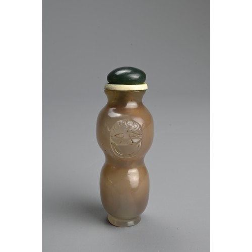 225 - A CHINESE CARVED AGATE SNUFF BOTTLE, QING DYNASTY. Of double gourd form with lion mask ring handles,... 