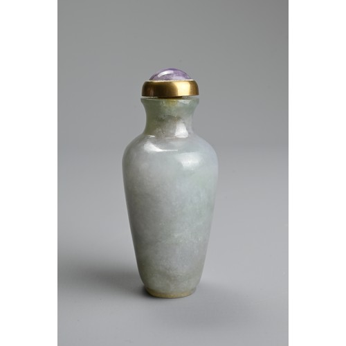 226 - A CHINESE CARVED JADE SNUFF BOTTLE, QING DYNASTY. The jade green with patches of pale purple, of fla... 