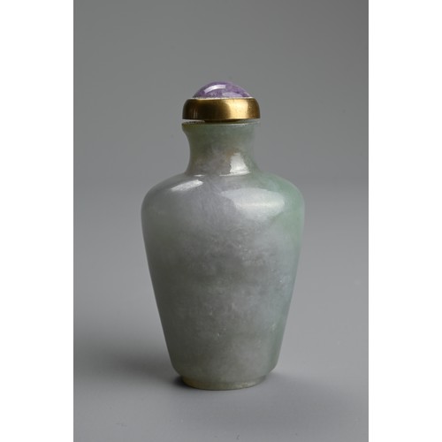 226 - A CHINESE CARVED JADE SNUFF BOTTLE, QING DYNASTY. The jade green with patches of pale purple, of fla... 