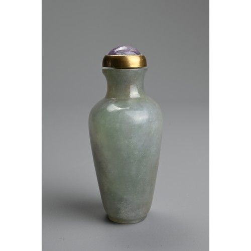 226 - A CHINESE CARVED JADE SNUFF BOTTLE, QING DYNASTY. The jade green with patches of pale purple, of fla... 