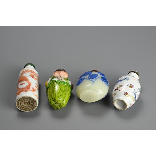 227 - FOUR CHINESE PORCELAIN AND GLASS SNUFF BOTTLES, 19/20TH CENTURY. To include a cylindrical porcelain ... 