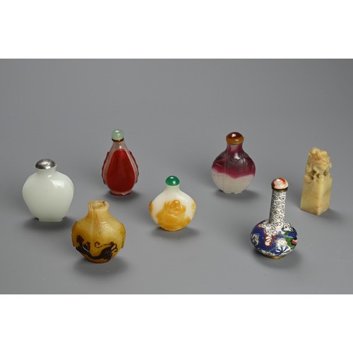 228 - A GROUP OF CHINESE GLASS AND CLOISONNE ENAMEL SNUFF BOTTLES WITH SEAL, 19/20TH CENTURY. Of various f... 