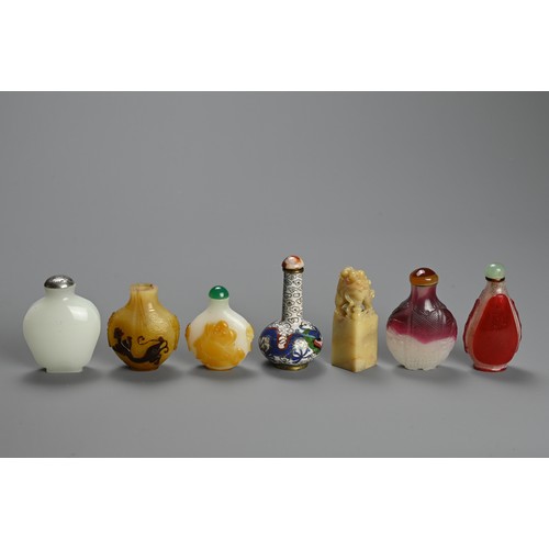 228 - A GROUP OF CHINESE GLASS AND CLOISONNE ENAMEL SNUFF BOTTLES WITH SEAL, 19/20TH CENTURY. Of various f... 