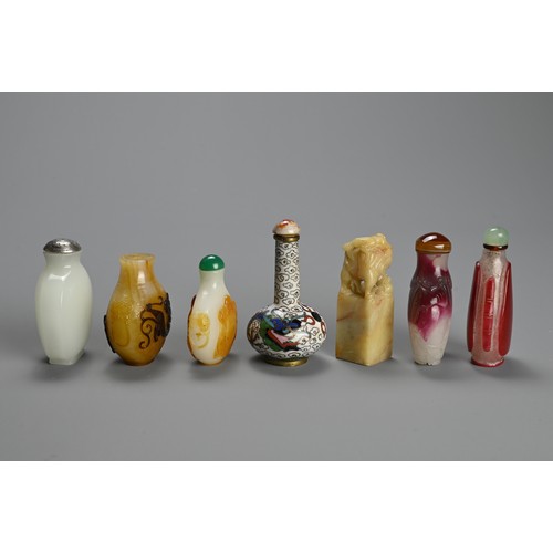 228 - A GROUP OF CHINESE GLASS AND CLOISONNE ENAMEL SNUFF BOTTLES WITH SEAL, 19/20TH CENTURY. Of various f... 