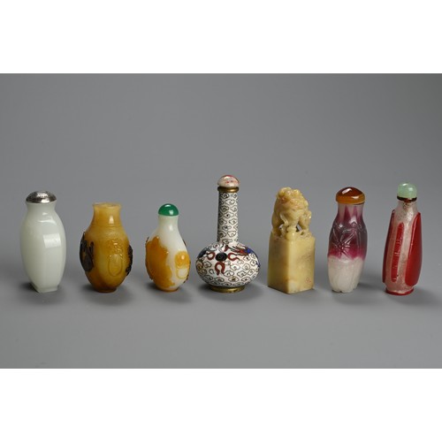 228 - A GROUP OF CHINESE GLASS AND CLOISONNE ENAMEL SNUFF BOTTLES WITH SEAL, 19/20TH CENTURY. Of various f... 