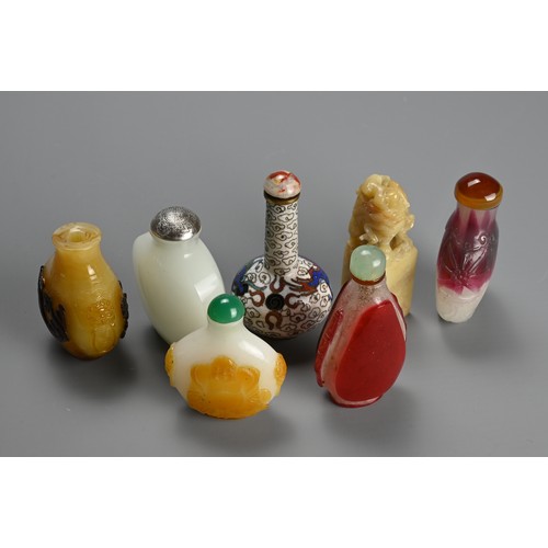 228 - A GROUP OF CHINESE GLASS AND CLOISONNE ENAMEL SNUFF BOTTLES WITH SEAL, 19/20TH CENTURY. Of various f... 