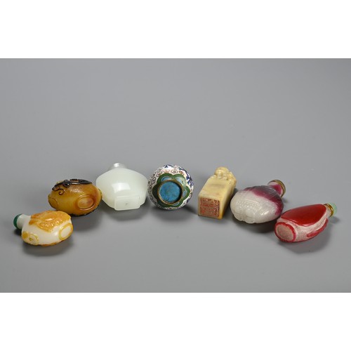 228 - A GROUP OF CHINESE GLASS AND CLOISONNE ENAMEL SNUFF BOTTLES WITH SEAL, 19/20TH CENTURY. Of various f... 