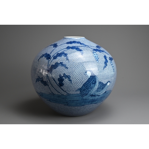 351 - A RARE JAPANESE CONTEMPORARY ARITA PORCELAIN VASE, YŪKI HAYAMA (b.1961). Created by dyeing the quail... 