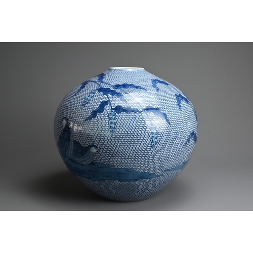 351 - A RARE JAPANESE CONTEMPORARY ARITA PORCELAIN VASE, YŪKI HAYAMA (b.1961). Created by dyeing the quail... 