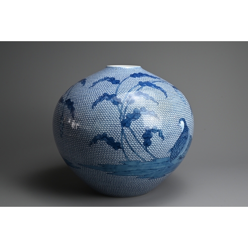 351 - A RARE JAPANESE CONTEMPORARY ARITA PORCELAIN VASE, YŪKI HAYAMA (b.1961). Created by dyeing the quail... 