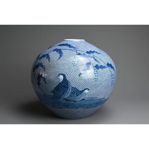 351 - A RARE JAPANESE CONTEMPORARY ARITA PORCELAIN VASE, YŪKI HAYAMA (b.1961). Created by dyeing the quail... 