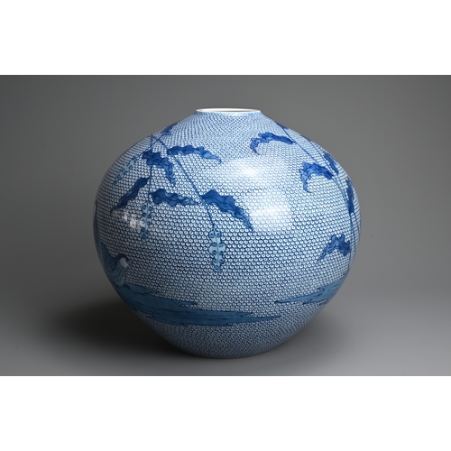 351 - A RARE JAPANESE CONTEMPORARY ARITA PORCELAIN VASE, YŪKI HAYAMA (b.1961). Created by dyeing the quail... 