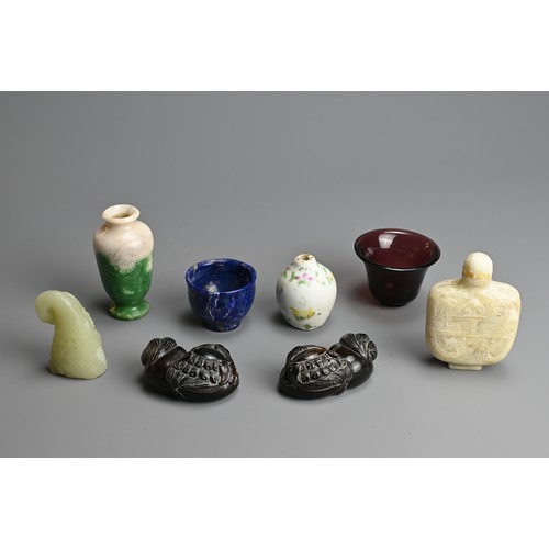 272 - A MIXED GROUP OF CHINESE ITEMS, 19/20TH CENTURY. To include a pale celadon jade pendant in the form ... 