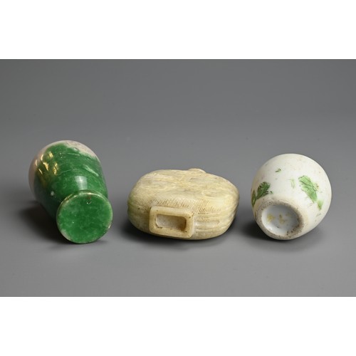 272 - A MIXED GROUP OF CHINESE ITEMS, 19/20TH CENTURY. To include a pale celadon jade pendant in the form ... 