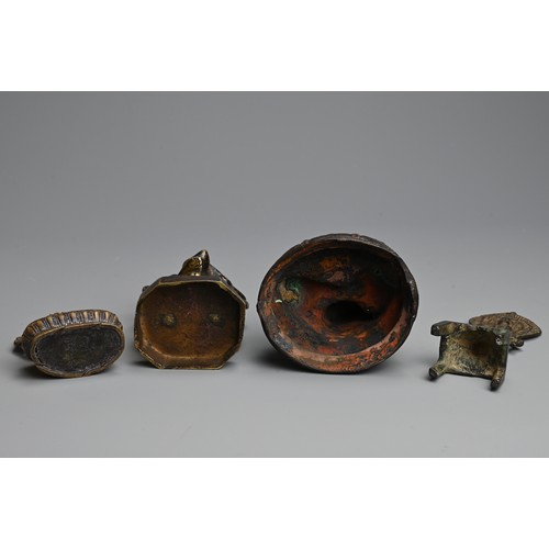 281 - A MIXED GROUP OF CHINESE / TIBETAN BRONZE ITEMS. Comprising two vajras together with seven various f... 