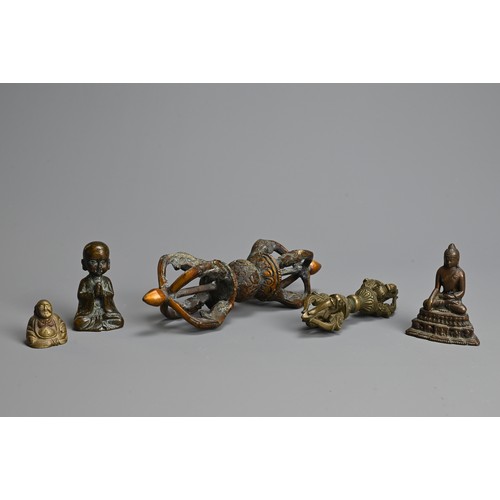 281 - A MIXED GROUP OF CHINESE / TIBETAN BRONZE ITEMS. Comprising two vajras together with seven various f... 