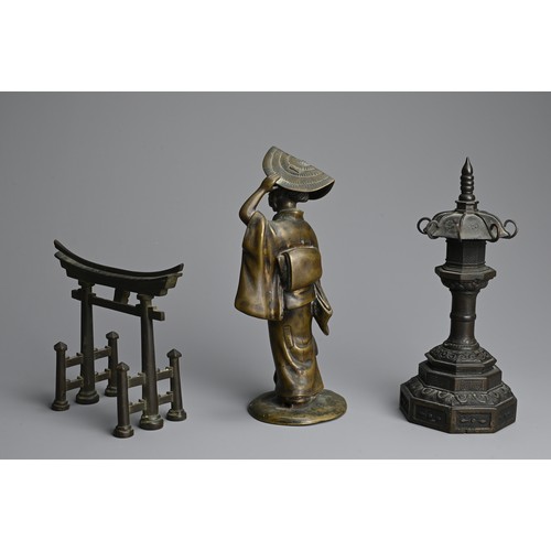 297 - THREE JAPANESE BRONZE ITEMS, 19/20TH CENTURY. To include a model of a standing bijin holding a samis... 