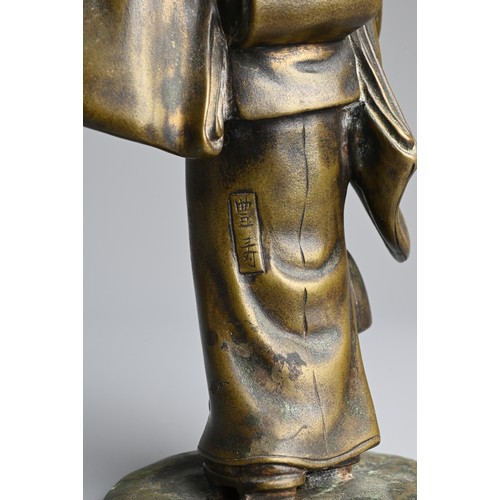 297 - THREE JAPANESE BRONZE ITEMS, 19/20TH CENTURY. To include a model of a standing bijin holding a samis... 