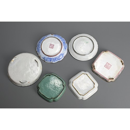 300 - A GROUP OF LATE 19TH-EARLY 20TH CENTURY CHINESE CLOISONNE ENAMEL SAUCERS. Including: a fluted saucer... 