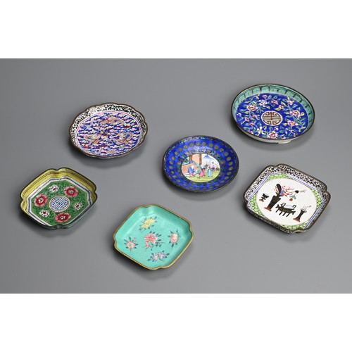 300 - A GROUP OF LATE 19TH-EARLY 20TH CENTURY CHINESE CLOISONNE ENAMEL SAUCERS. Including: a fluted saucer... 