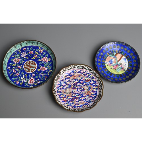 300 - A GROUP OF LATE 19TH-EARLY 20TH CENTURY CHINESE CLOISONNE ENAMEL SAUCERS. Including: a fluted saucer... 