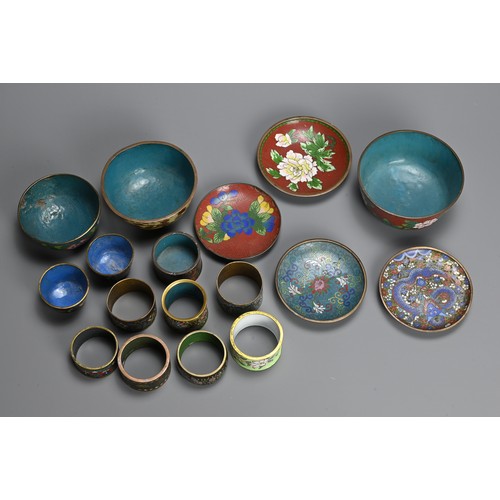 302 - A GROUP OF EARLY 20TH CENTURY CHINESE CLOISONNE ENAMEL BOWLS, SAUCERS, CUPS AND NAPKIN RINGS. Compri... 