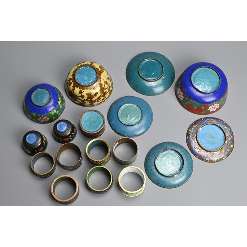 302 - A GROUP OF EARLY 20TH CENTURY CHINESE CLOISONNE ENAMEL BOWLS, SAUCERS, CUPS AND NAPKIN RINGS. Compri... 