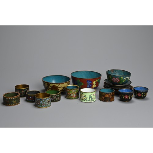 302 - A GROUP OF EARLY 20TH CENTURY CHINESE CLOISONNE ENAMEL BOWLS, SAUCERS, CUPS AND NAPKIN RINGS. Compri... 