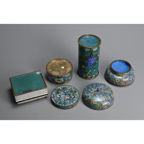 303 - AN EARLY 20TH CENTURY CHINESE CLOISONNE ENAMEL BRUSH POT AND THREE BOXES AND COVERS. The turquoise-g... 