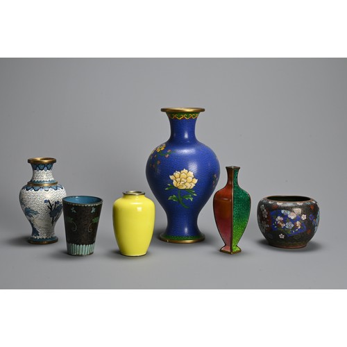 304 - A GROUP OF CHINESE AND JAPANESE CLOISONNE ENAMEL VASES, JARS AND A BEAKER, MEIJI PERIOD - 20TH CENTU... 