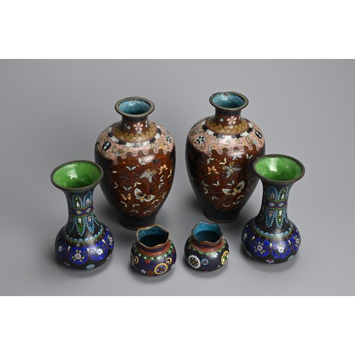 306 - THREE PAIRS OF JAPANESE CLOISONNE ENAMEL VASES, LATE MEIJI PERIOD/EARLY 20TH CENTURY. Comprising: a ... 