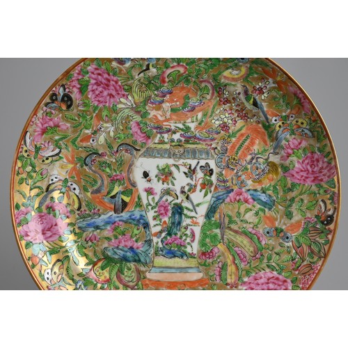 18 - A CHINESE GILT FAMILLE ROSE PORCELAIN DISH, MID 19TH CENTURY. Decorated with a vase surrounded by dr... 