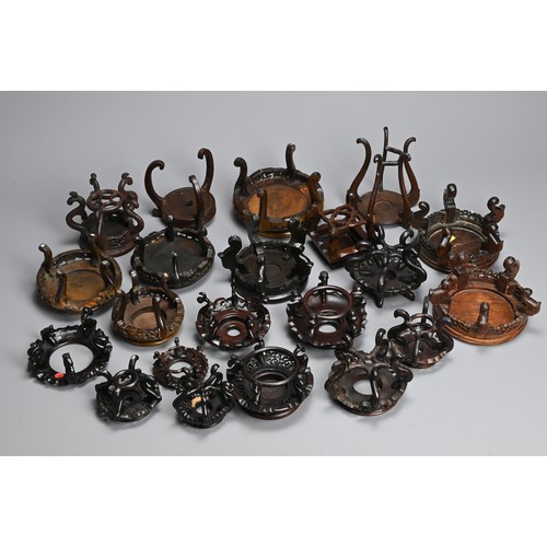 343 - A QUANTITY OF CHINESE WOOD DISPLAY STANDS, 19/20TH CENTURY. All of raised circular form to include o... 