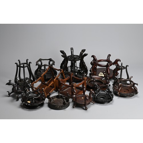 345 - A QUANTITY OF CHINESE WOOD DISPLAY STANDS, 19/20TH CENTURY. To include twelve circular stands on rai... 