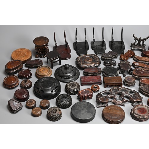 346 - A QUANTITY OF CHINESE WOOD DISPLAY STANDS AND COVERS, 19/20TH CENTURY. To include four cup and sauce... 