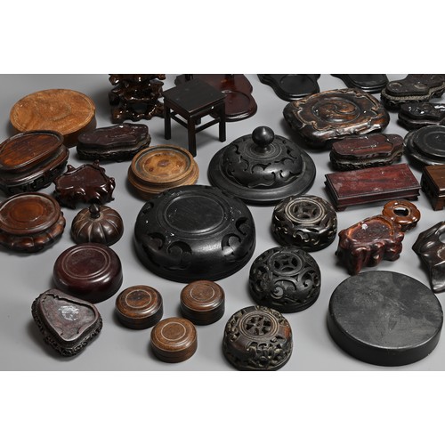 346 - A QUANTITY OF CHINESE WOOD DISPLAY STANDS AND COVERS, 19/20TH CENTURY. To include four cup and sauce... 